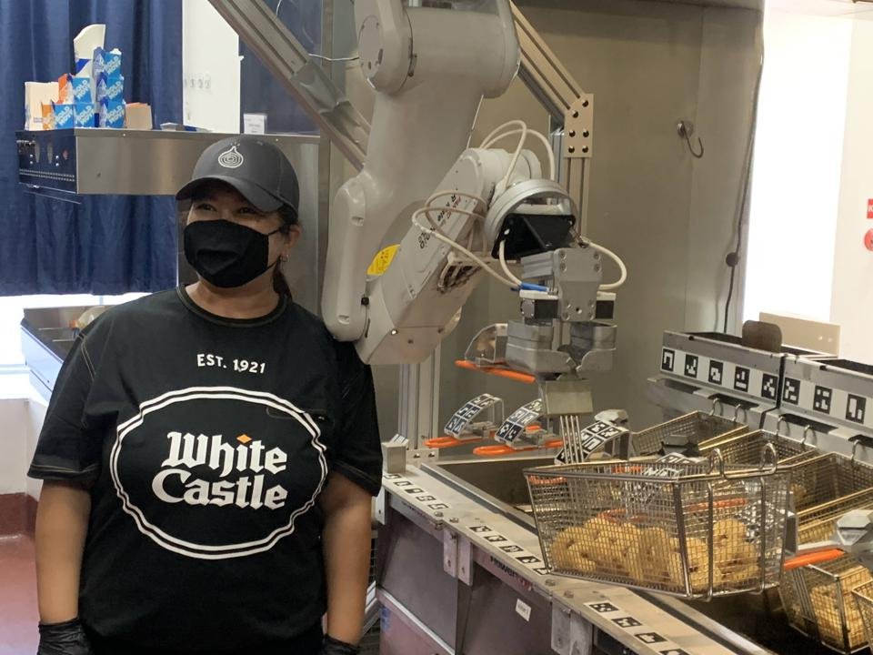روبوت جديد يقلي الأطعمة المختلفة في مطعم للوجبات السريعة