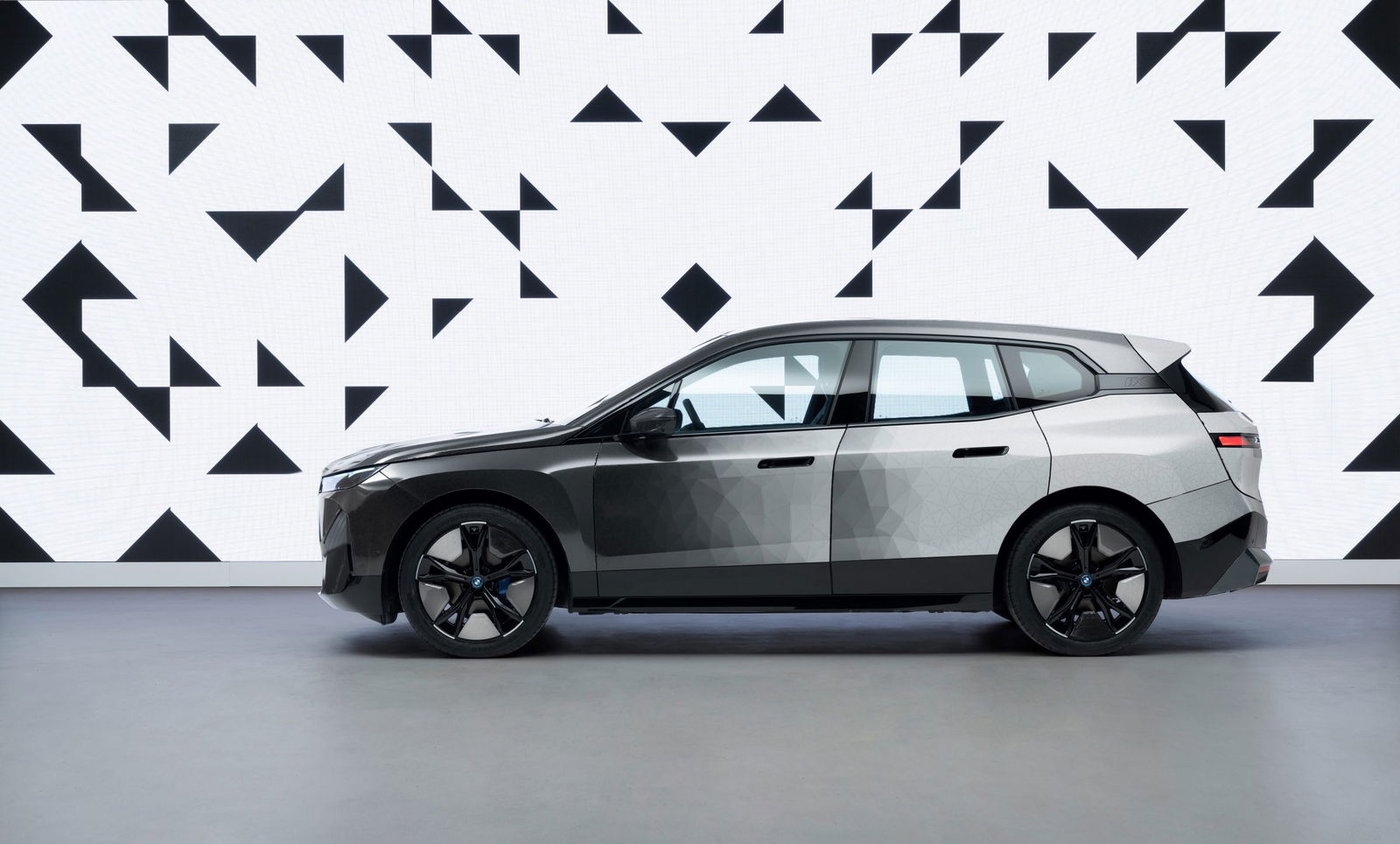 "بي أم دبليو أي إكس" BMW iX